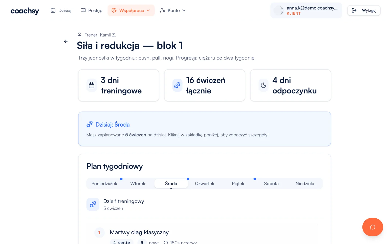 Plan treningowy w Coachsy: podział na dni tygodnia, ćwiczenia z seriami, powtórzeniami i wskazówkami techniki.